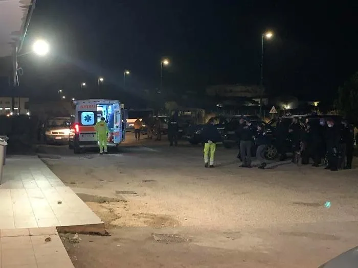 Migranti lanciano di oggetti dal Centro del Villaggio Mos&egrave; ad Agrigento
