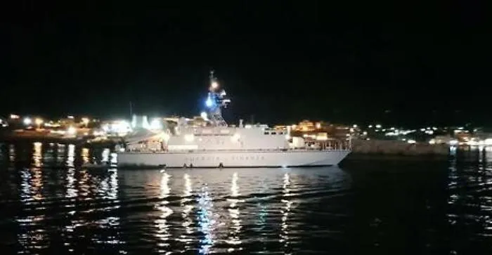 Barchino si ribalta nella notte a Lampedusa: migranti salvati