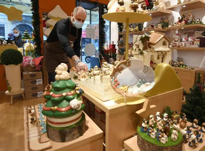 Shopping, cenone, parenti: cosa aspettarsi dal primo Natale dell'era Covid