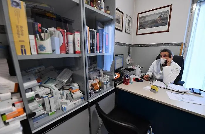 Ospedali sotto pressione, l'infettivologo: &laquo;Servono subito le linee guida per le cure domiciliari&raquo;