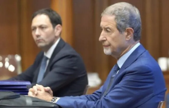 Arriva la mozione anti-Razza: ma &ldquo;papa&rdquo; Nello salver&agrave; Ruggero. Ecco a quale prezzo