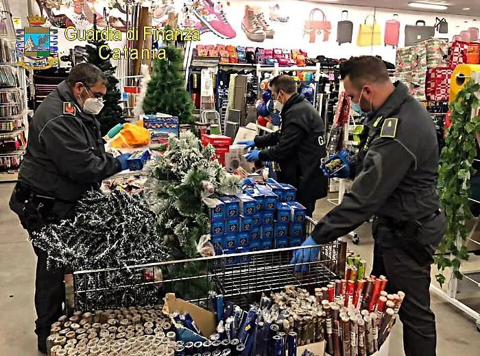 Belpasso, luminarie natalizie non sicure in un negozio cinese