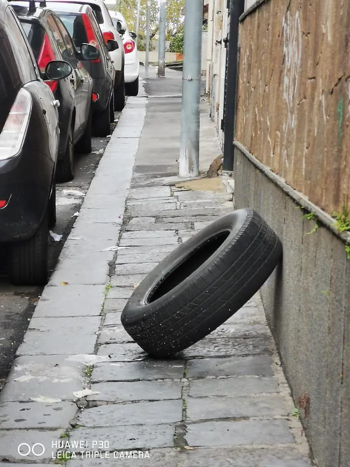 Catania, copertone auto buttato sul marciapiede