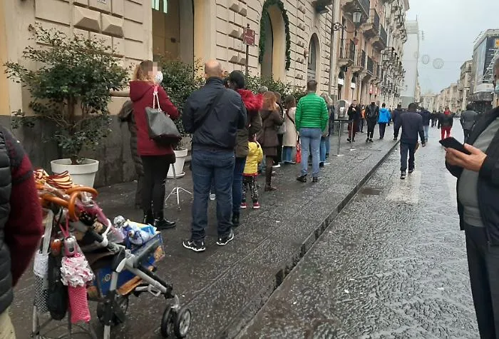 Il maltempo frena lo shopping, ma c'&egrave; ancora troppa gente in giro: &laquo;Cos&igrave; vanificheremo tutto&raquo;