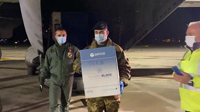 Covid, il vaccino &egrave; atterrato in Sicilia
Le prime 865 dosi su un aereo militare