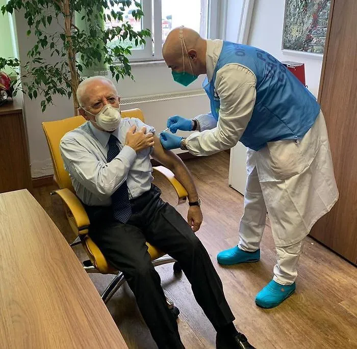 Campania, De Luca: &laquo;Mi sono vaccinato. Travolto dalle polemiche