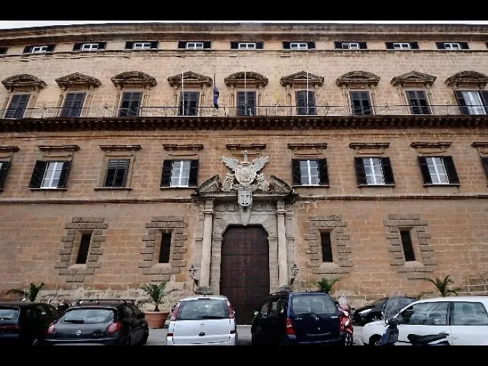 Pi&ugrave; di tre portaborse (in media) per ogni deputato, Miccich&egrave; corre ai ripari