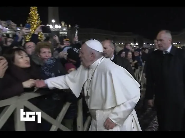 Papa strattonato si infuria,poi si scusa