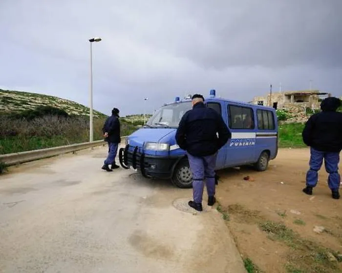 Agrigento, di giorno a vendere Stelle di Natale, di sera a spacciare. Arrestato 34enne