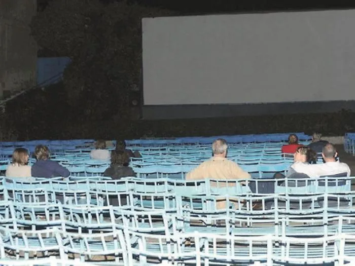 Cinema, il &ldquo;rito&rdquo; dell&rsquo;arena verr&agrave; stravolto: vicini di posto solo se congiunti