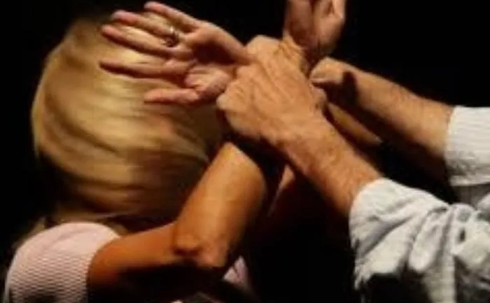 Siracusa, voleva la moglie prostituta 
per far soldi: dovr&agrave; starle alla larga