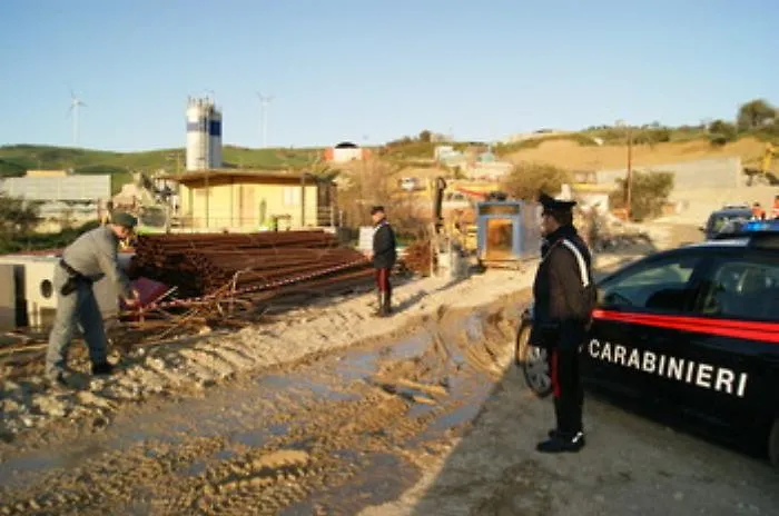 Per consolidare galleria ferroviaria rubavano massi dal greto del fiume Platani, i carabinieri fermano lo scempio