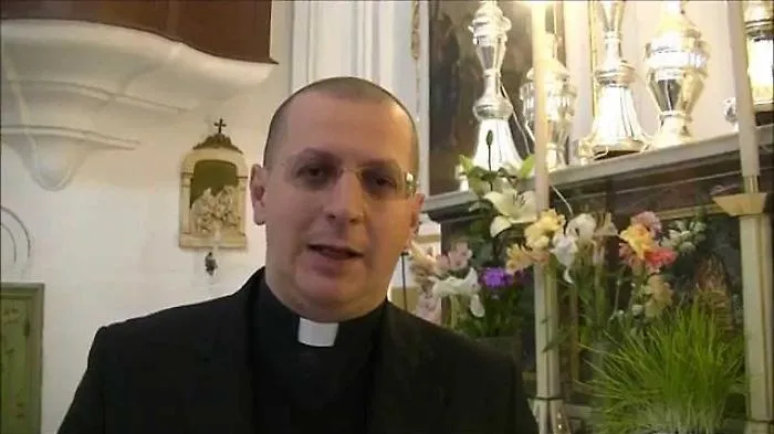 Ora don Minutella ha fondato una comunit&agrave; di suore e distribuisce l'acqua &ldquo;miracolosa&rdquo;