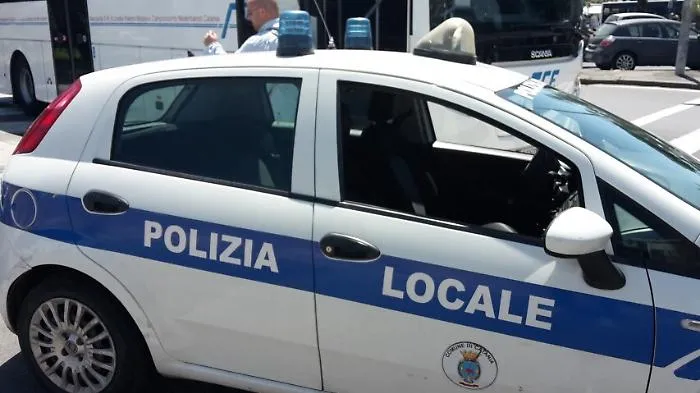 Catania, vigile stoppa scooteristae per tutta risposta ne ha dei calci