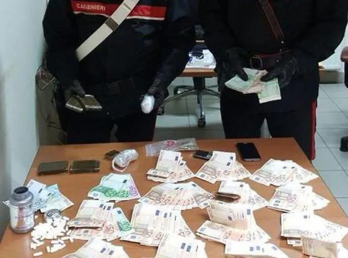 Blitz antidroga nel "Bronx" di Siracusa: scattano 18 arresti