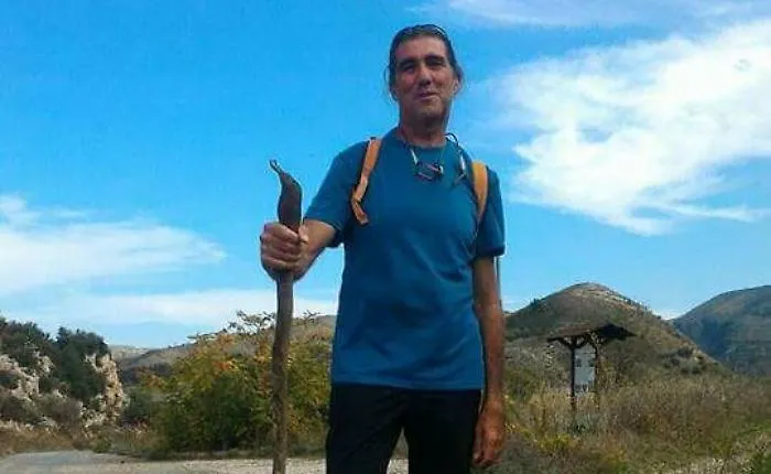 Camminatore sardo a piedi da Palermo ad Aosta in aiuto di Emergecy