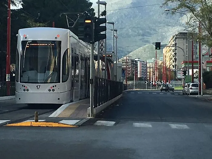 Donna investita dal tram a Palermo: &egrave; in gravi condizioni