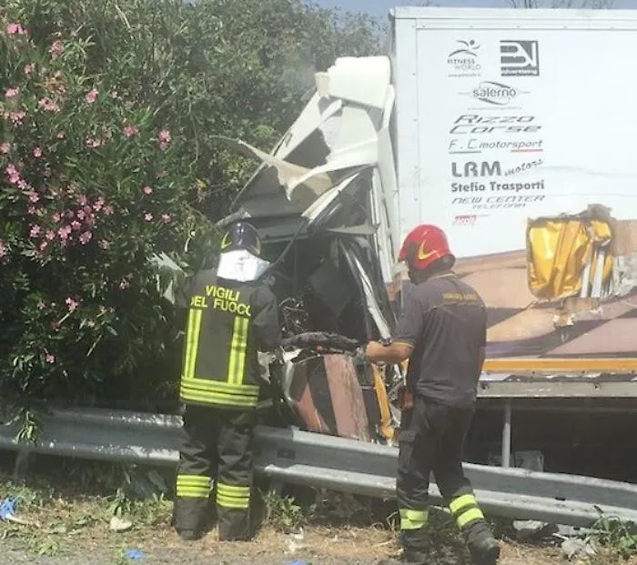 Tir esce dalla carreggiata sulla A18 traffico in tilt a ridosso di Catania