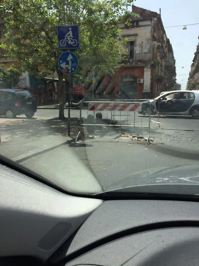 Catania, via di Sangiuliano: tombino transennato da oltre tre settimane