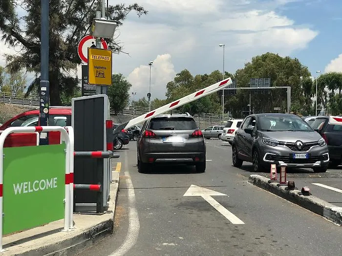 Pasticcio parcheggi all'aeroporto di Catania: mezz'ora per uscire dall'area di sosta