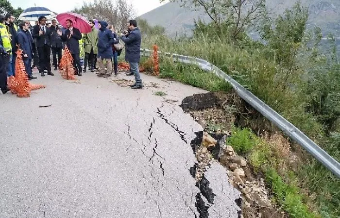 Strade colabrodo in Sicilia, il ministro Toninelli commissaria l'Isola