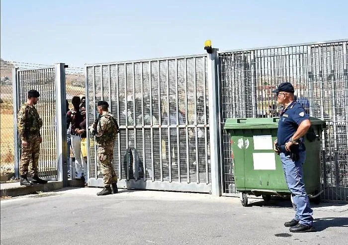 Mineo, via i primi 50 migranti dal CaraIl sindaco: &laquo;Ora lo Stato ci risarcisca&raquo;