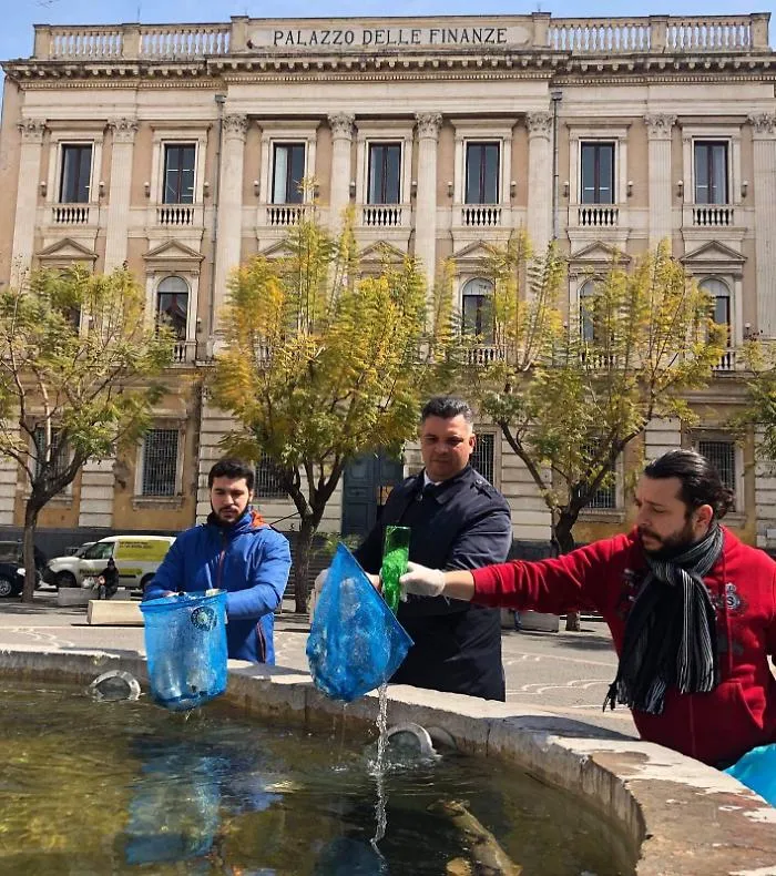 Catania: Consiglieri 1&deg; Municipalit&agrave; ripuliscono la fontana di Piazza Bellini