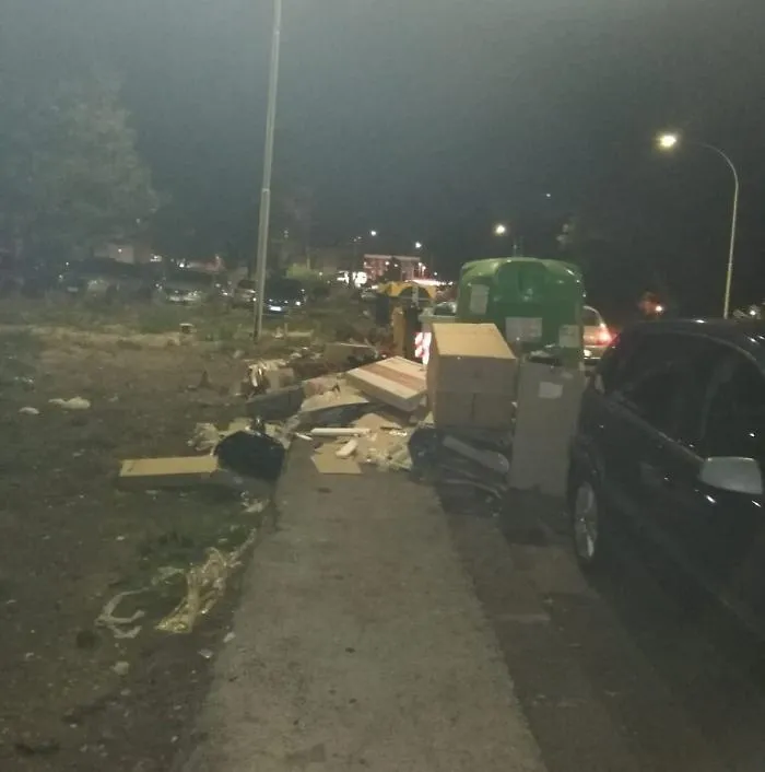 Catania, spazzatura in via R.  Anselmi.