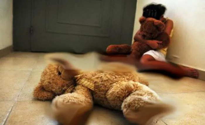 Bimba si confida con insegnante: zio abusava di lei e di altre due nipoti