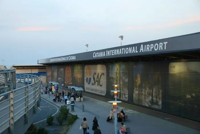Catania, la privatizzazione dell'aeroporto diventa un caso: il sindaco dir&agrave; no