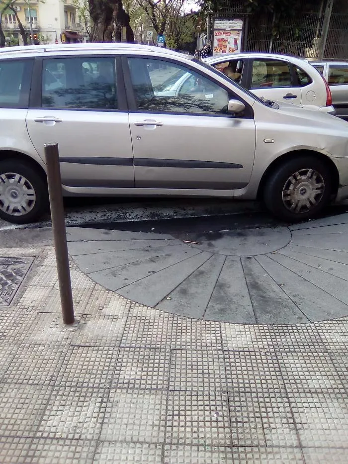 Catania: auto impedisce transito ai disabili