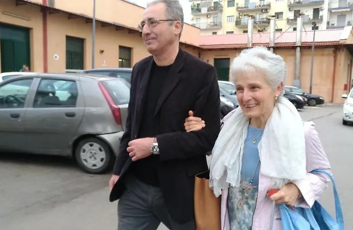 Ritorna in cattedra la prof sospesae i suoi alunni le regalano una rosa per ogni giorno di assenza forzata...