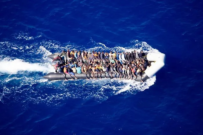 La Sea Watch avvista gommone con 80 migranti e chiede intervento Marina