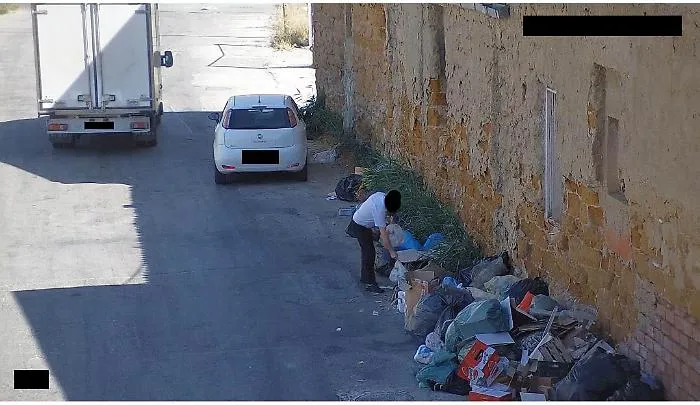 Abbandonavano i rifiuti e fuggivano: 22 denunciati a Porto Empedocle