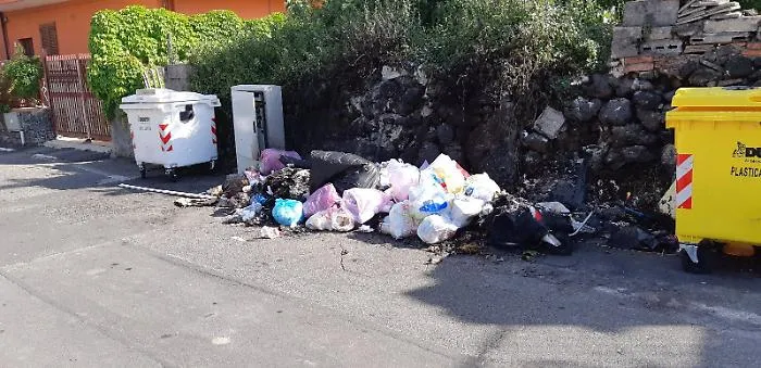 Catania, San Giovanni Galermo: "Paghiamo la Tari ma il comune non ci tutela"