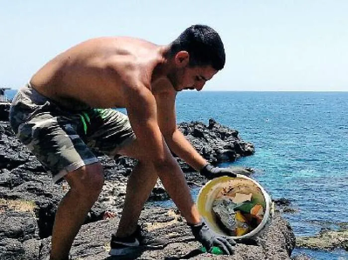 Reddito di cittadinanza, Barbaro: &laquo;Anzich&egrave; stare sul divano, ripulisco la Scogliera&raquo;