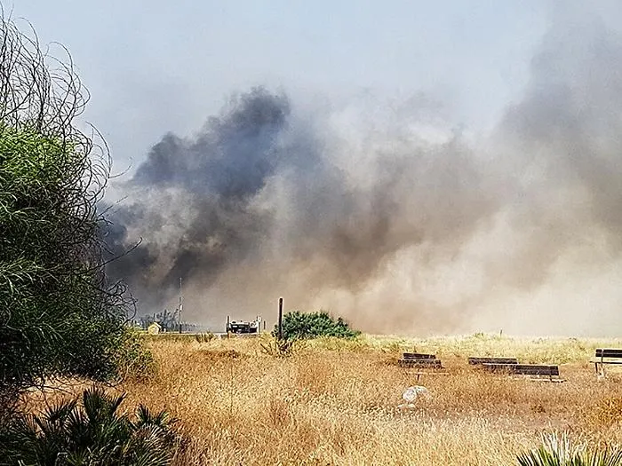 Incendi nel Siracusano, traffico deviato lungo la Ss 114 e fenicotteri a rischio