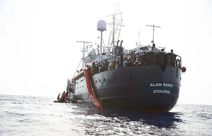 Migranti: respinta dall'Italia, la nave Alan Kurdi fa rotta verso Malta