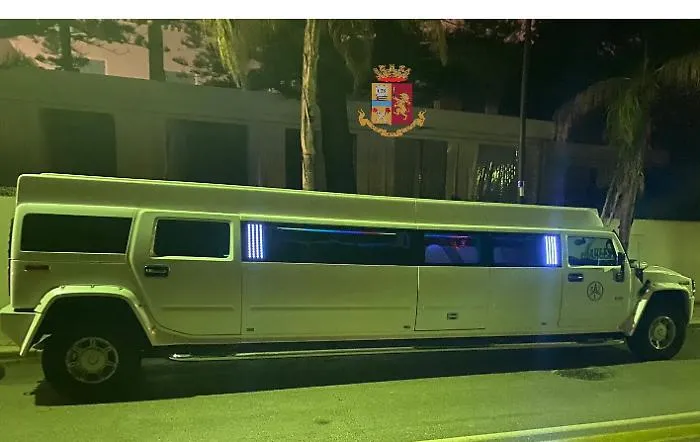 Mondello, compleanno su una limousine: tutti multati per assembramento