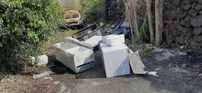 Acireale via Reina: incivili continuano a scaricare i loro rifiuti