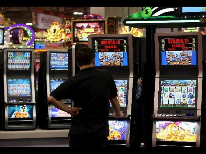 Palermo, giocatore compulsivo di slot machine picchia gestore: arrestato
