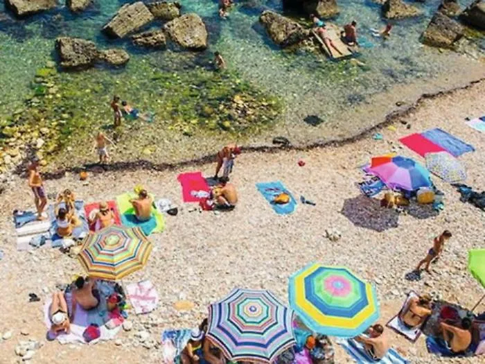 Solarium a Calarossa, l'ira degli ambientalisti: &laquo;Non privatizzate tutto&raquo;