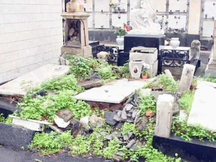 Catania, omaggio ai defunti nel cimitero cadente: &laquo;Qui frana tutto, danni alle tombe&raquo; 