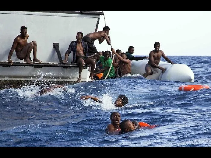 Migranti, ong Sea Watch: naufragio con 12 morti al largo della Libia