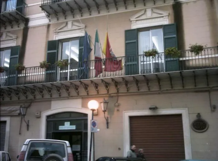 Canicatt&igrave;, "vucca aperta e pecuri": scoppia polemica su post assessore