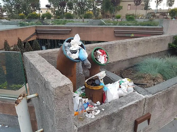Catania, spazzatura nei tubi di presa d'aria in Piazza Europa