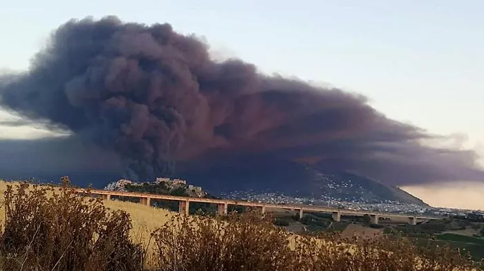 Porte e finestre chiuse ad Alcamo dopo incendio in deposito rifiuti: c'&egrave; rischio diossina