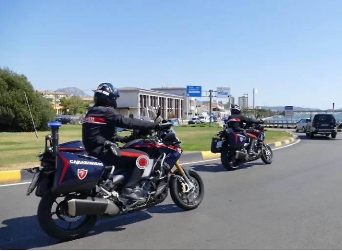 Siracusa, per fuggire ai carabinieri si lancia da un'altezza di dieci metri