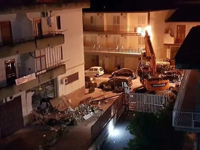 La banda dell'escavatore non si ferma pi&ugrave;: assalto a Camporotondo Etneo