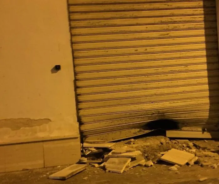 Bomba carta esplode davanti sala da barba a Siracusa